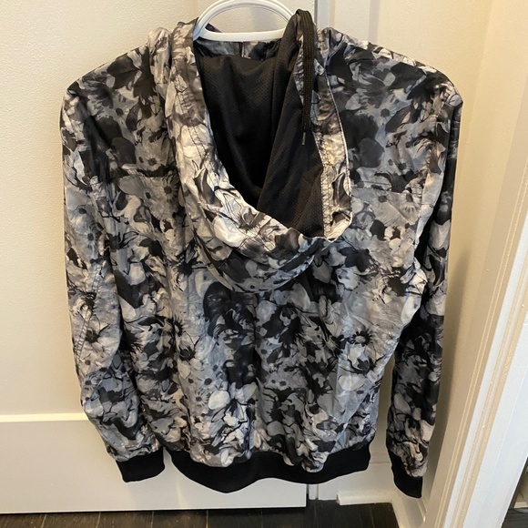 Great Condition - Women's Floral Zip Up Windbreaker - Size Small - Picture 2 of 2